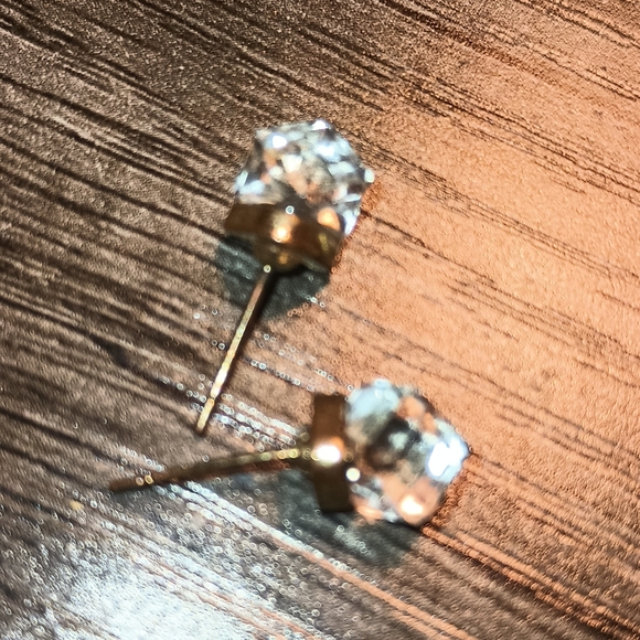 Crystal Cube Offset Post Earrings ❤️❤️❤️ Perfectly squared 😎🤓 - Picture 12 of 15